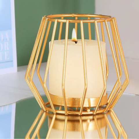 bougeoir doré bougie allumée