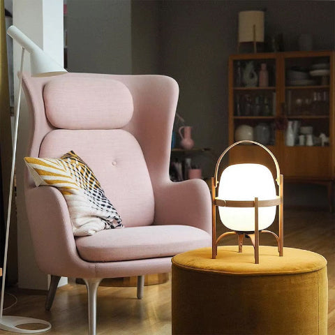lampe-a-poser pres fauteuil