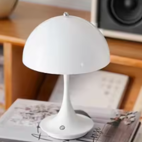 lampe champignon blanche posee sur  petite table