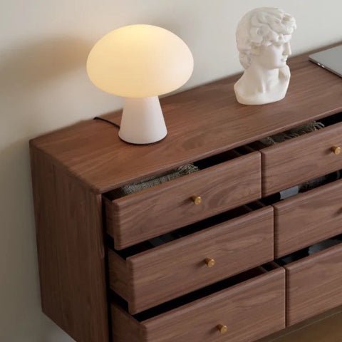 lampe champignon blanche sur meuble