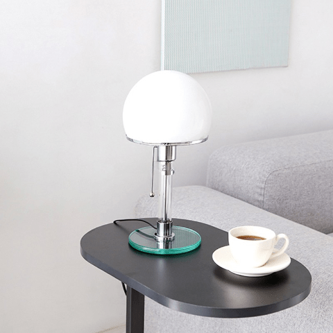 lampe champignon blanche sur table