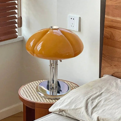 lampe champignon orange au bord du lit