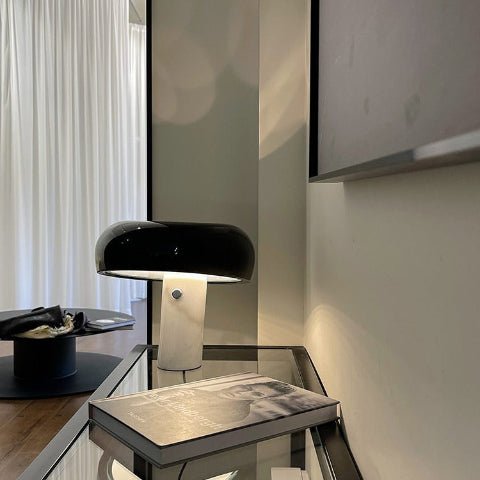 Llampe champignon noir sur console 