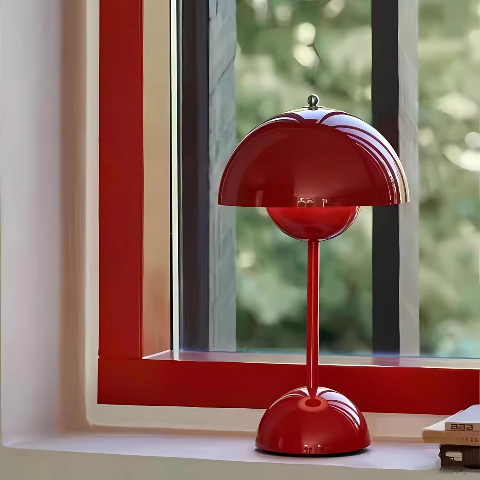 lampe de chevet champignon solene rouge sur appui de fenêtre