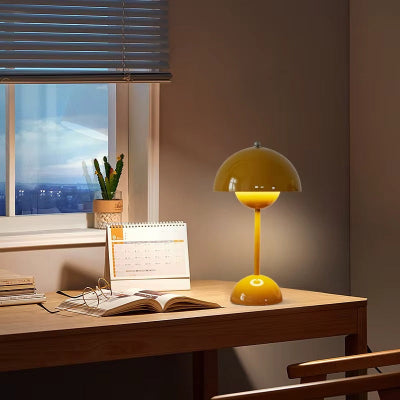 lampe dechevt champignon allumee sur bureau