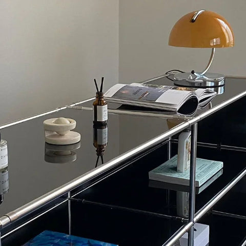 lampe de chevet champignon sur bureau