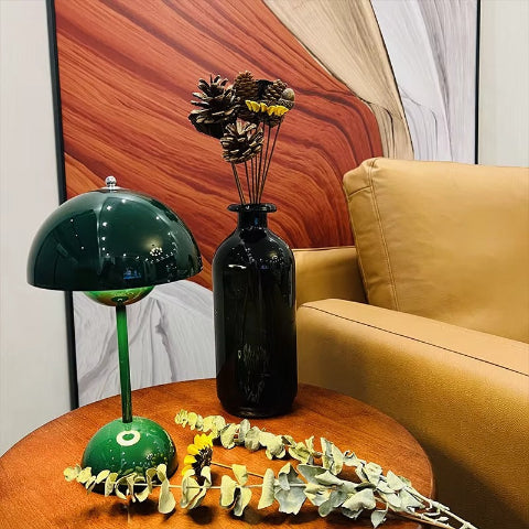 lampe de chevet champignon vert profond  sur petite table ronde