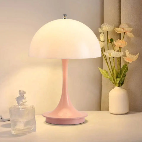 lampe de chevet rose sur tabble