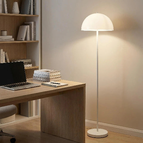 lampe de sol eclairant un bureau