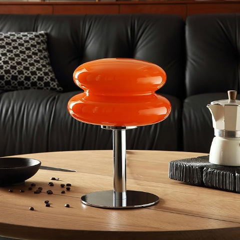 lampe orange sur table de salon