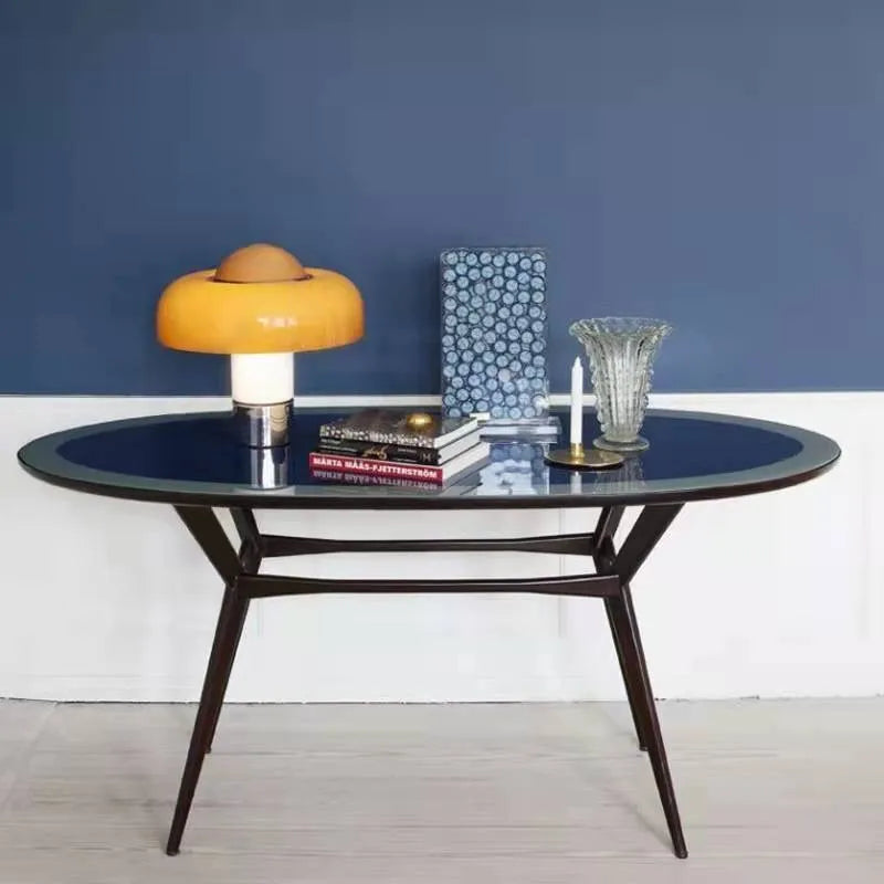 lampe orange sur table en verre