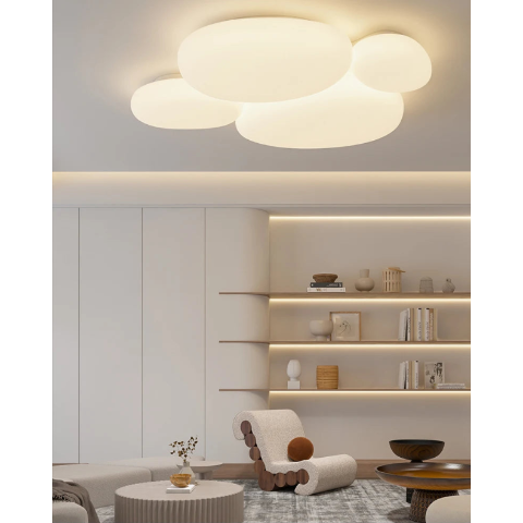 plafonnier design quatre points lumineux ornant salon