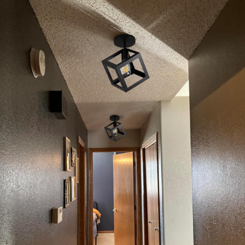 plafonnier-industriel-noir-en-cube