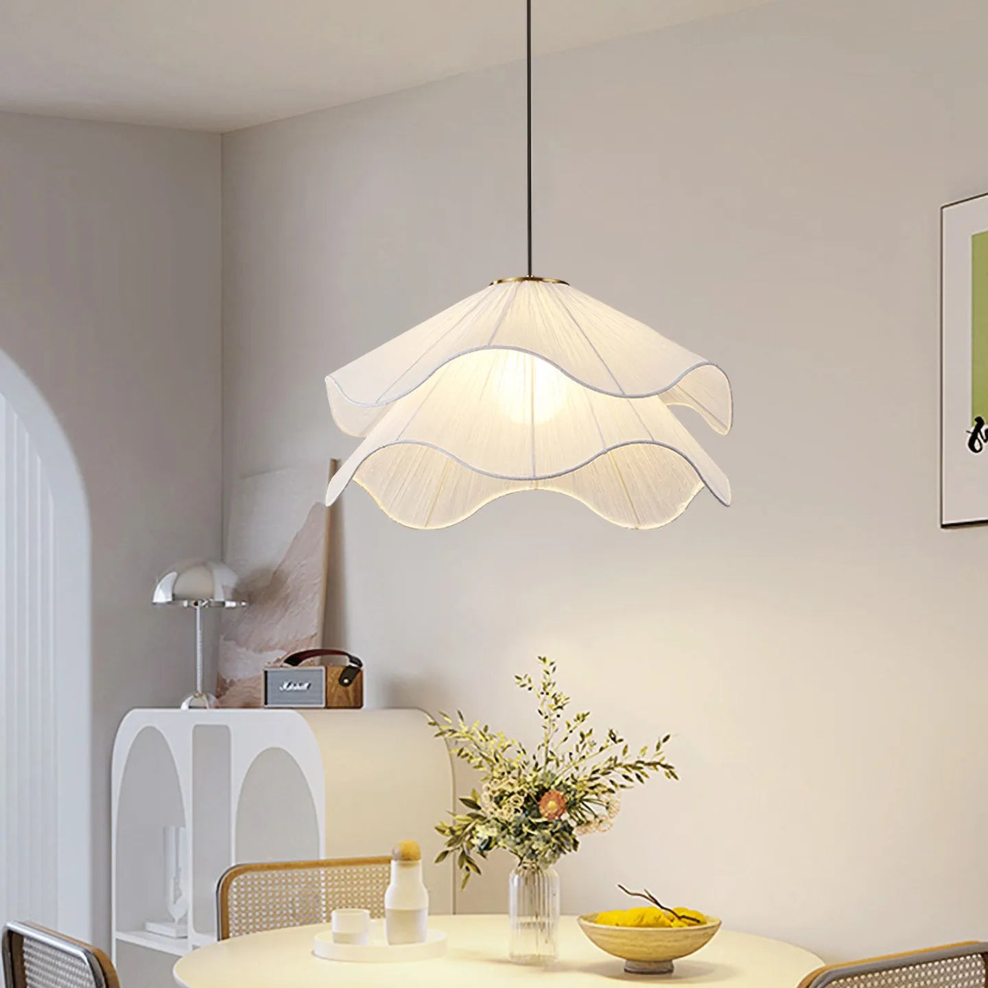 suspension fleur blanche en tissu  au-dessus table blanche