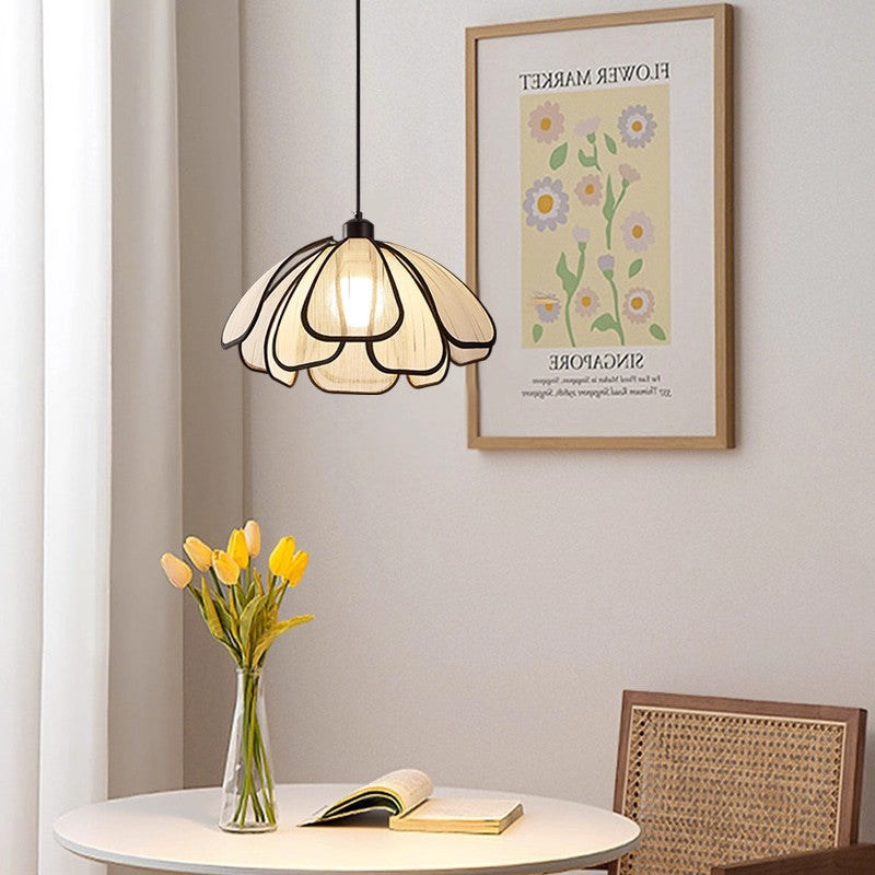 suspension fleur sur table ronde