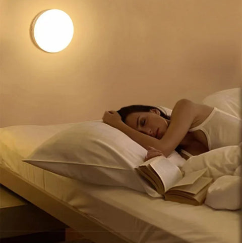 veilleuse de nuit au dessus du lit